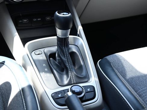 Used 2022 Hyundai Venue Limited FWD image 19