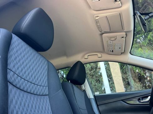 Used 2018 Nissan Rogue SV w/ Premium Package FWD image 9