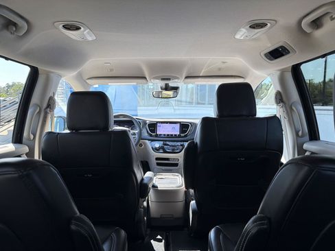 Used 2024 Chrysler Pacifica Touring-L FWD image 40