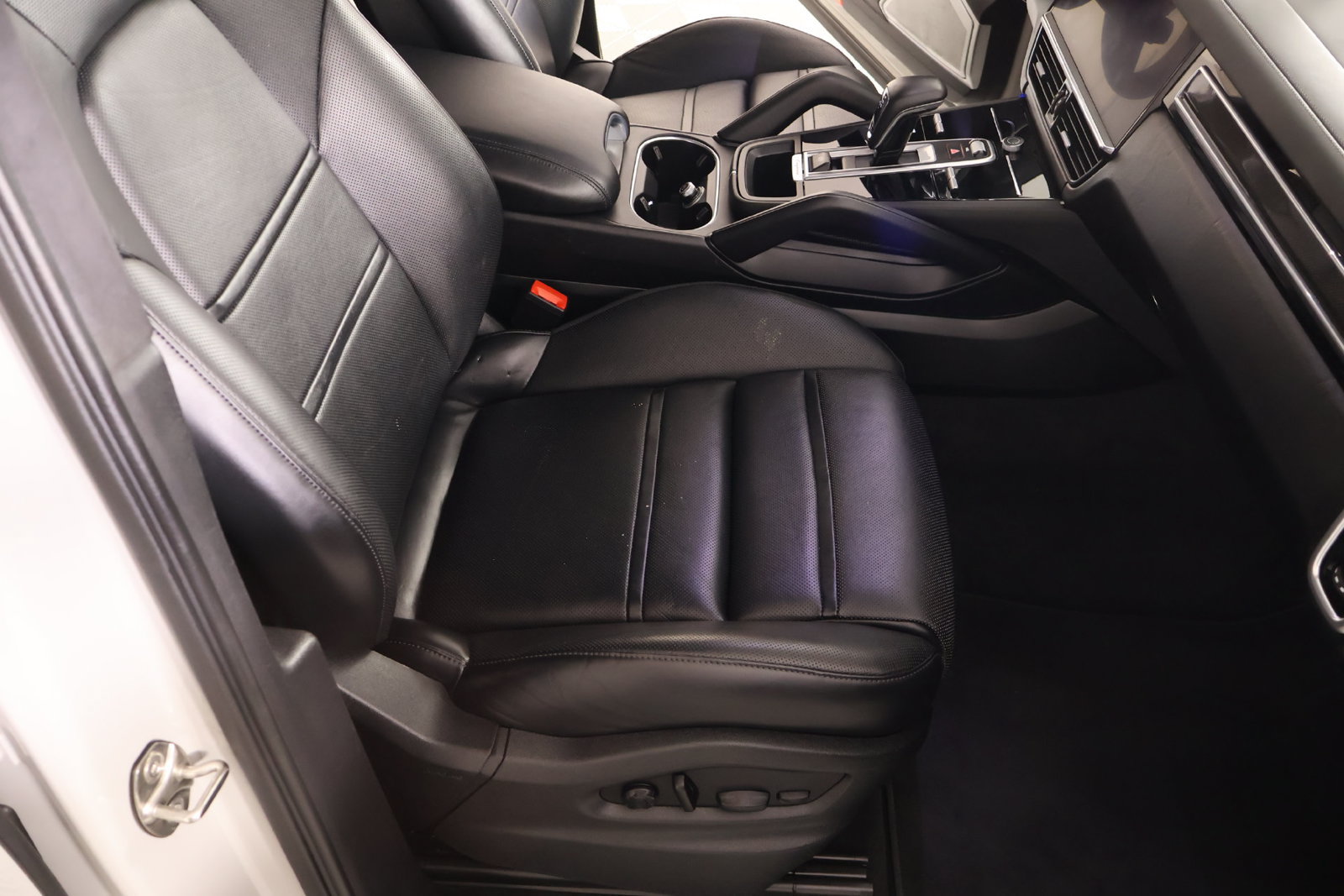Certified 2023 Porsche Cayenne GTS AWD/4WD image 14