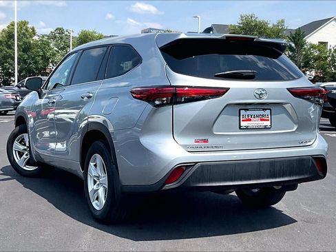 Used 2022 Toyota Highlander LE AWD/4WD image 11