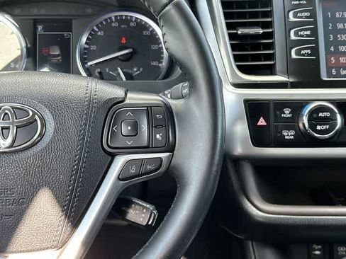 Used 2019 Toyota Highlander XLE AWD/4WD image 9