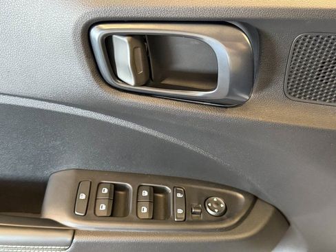 Used 2025 Hyundai Venue Limited image 18