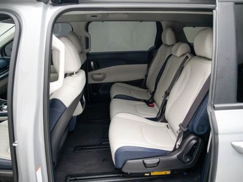Used 2025 Kia Carnival EX FWD image 23