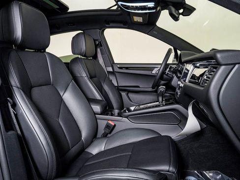 Certified 2025 Porsche Macan AWD/4WD image 15