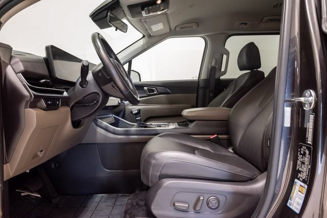 Certified 2025 Kia Carnival FWD image 9