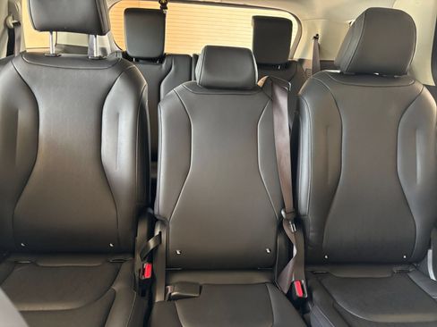 Used 2026 Kia Carnival FWD image 36