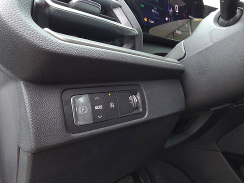 Used 2025 Chevrolet Traverse LT image 14