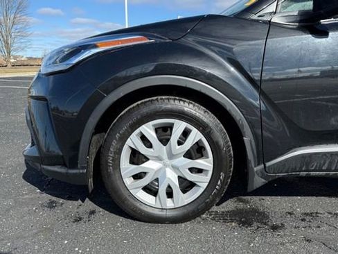 Used 2022 Toyota C-HR XLE image 9
