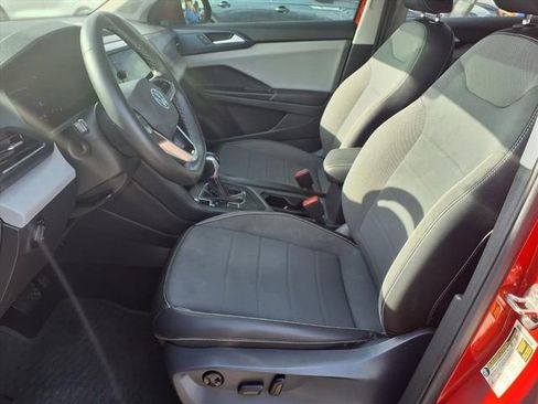 Used 2022 Volkswagen Taos SE w/ Panoramic Sunroof Package image 5
