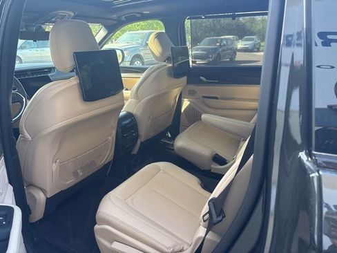 Used 2023 Jeep Grand Cherokee L Limited w/ Luxury Tech Group II AWD/4WD image 11
