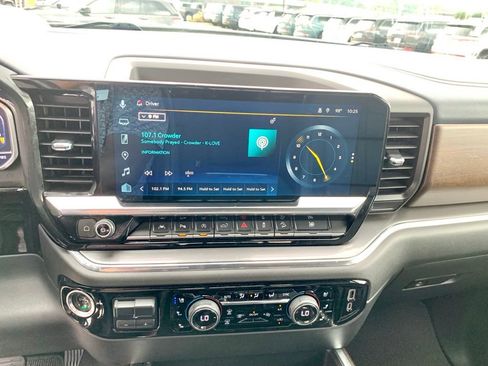 Used 2023 Chevrolet Silverado 1500 High Country w/ Technology Package AWD/4WD image 18