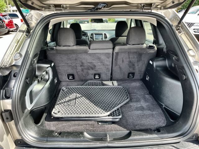 Used 2016 Jeep Cherokee Latitude w/ Cold Weather Group AWD/4WD image 20