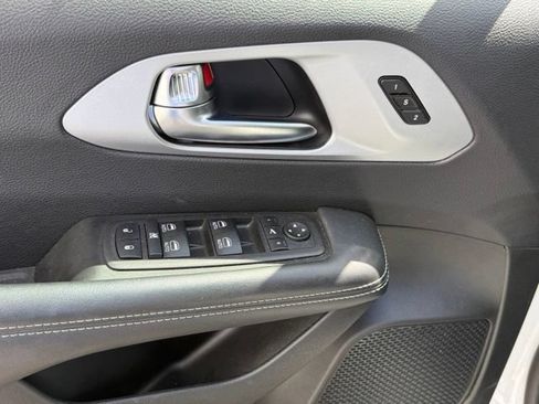 Used 2025 Chrysler Pacifica Limited FWD image 30