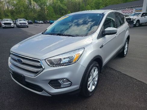 Used 2017 Ford Escape SE w/ SE Cold Weather Package AWD/4WD image 1