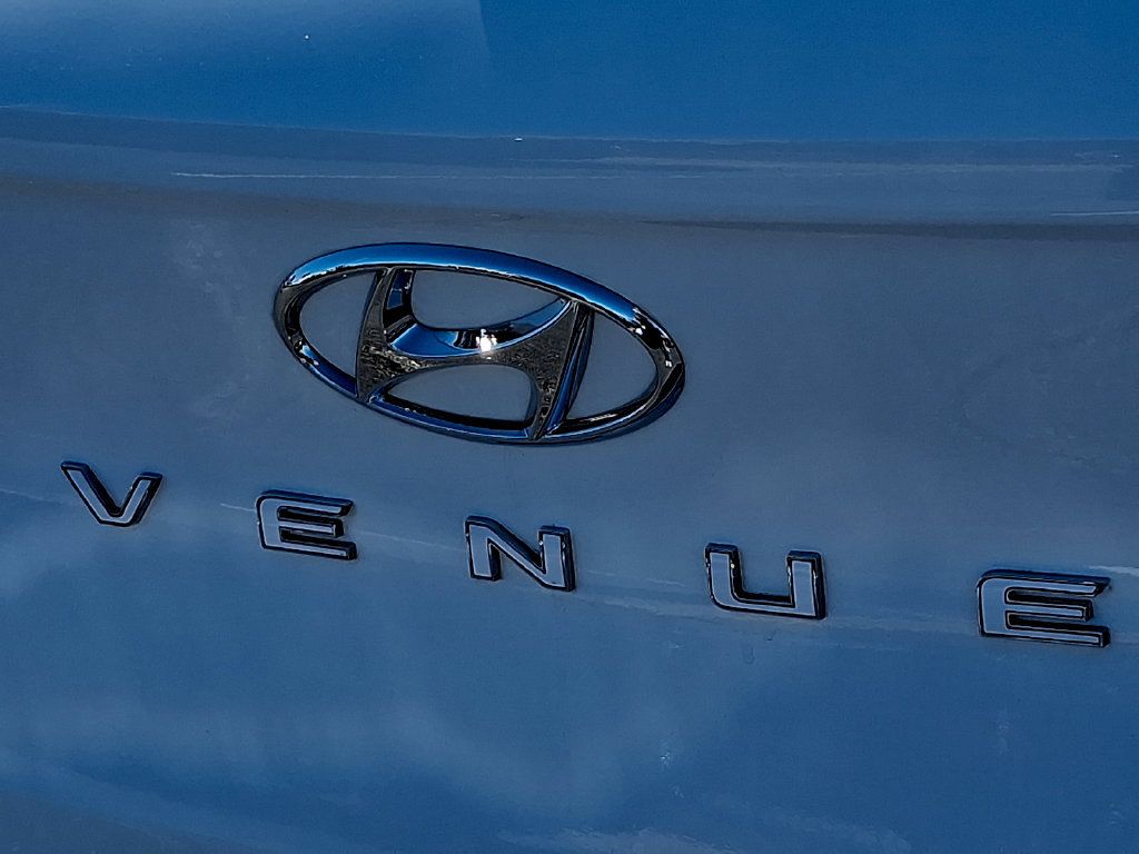 Used 2024 Hyundai Venue Limited FWD image 30