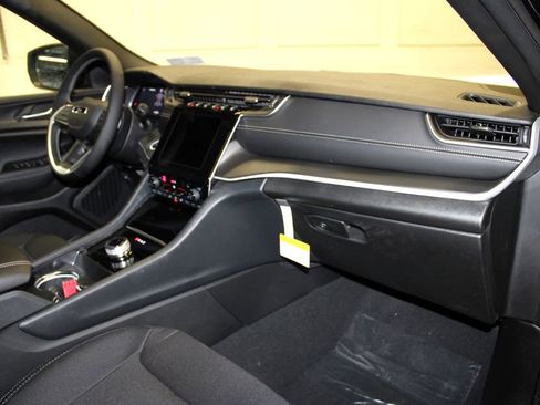 New 2026 Jeep Grand Cherokee Laredo image 28