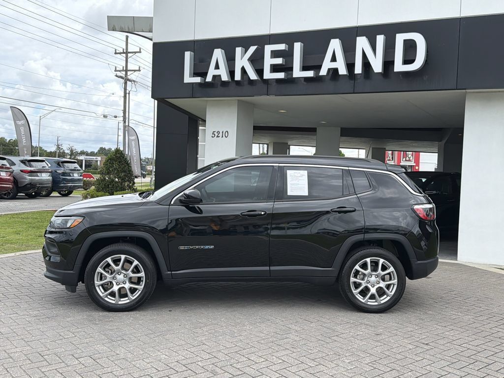 Used 2024 Jeep Compass Latitude AWD/4WD image 3