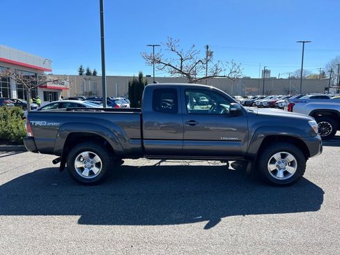 Used 2015 Toyota Tacoma w/ TRD Sport Package image 6