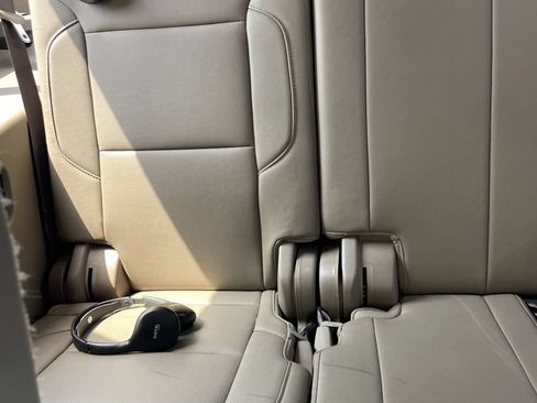 Used 2018 Chevrolet Suburban Premier AWD/4WD image 18
