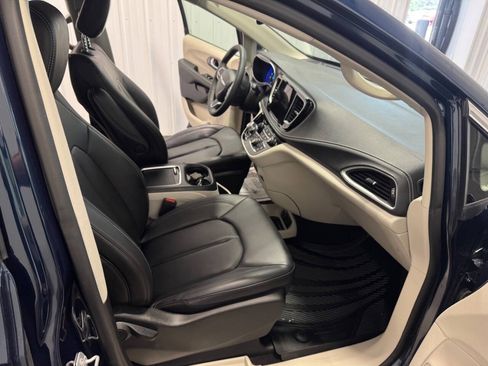 Used 2023 Chrysler Pacifica Touring-L FWD image 17
