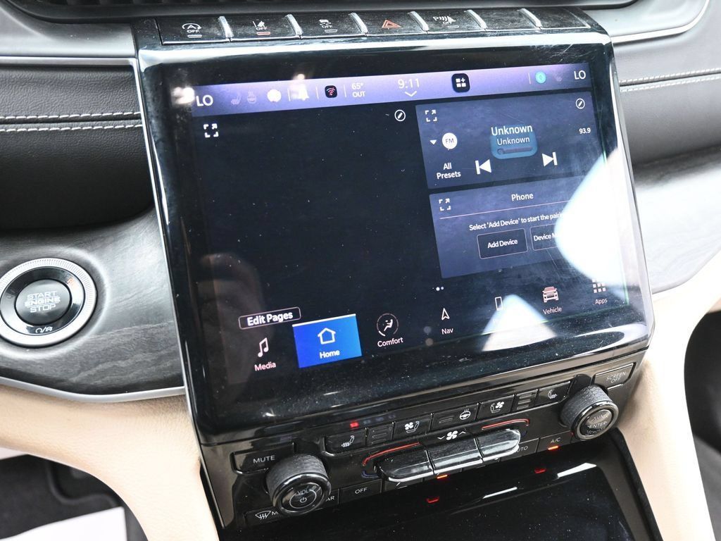 Used 2025 Jeep Grand Cherokee Limited w/ Luxury Tech Group II AWD/4WD image 10