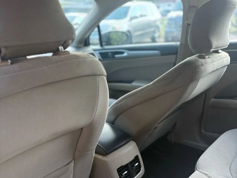 Used 2019 Ford Fusion SE image 28