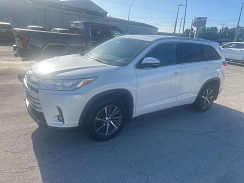 Used 2017 Toyota Highlander XLE image 2