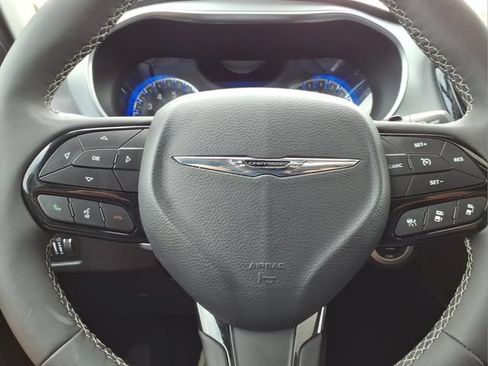 Used 2025 Chrysler Pacifica Limited FWD image 26