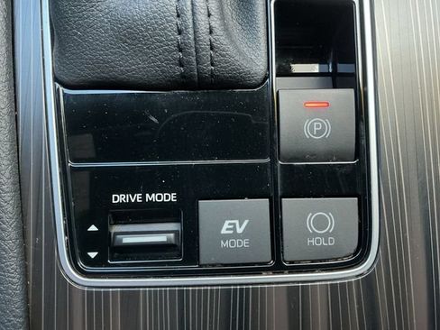 Used 2023 Toyota Sienna Platinum FWD image 25