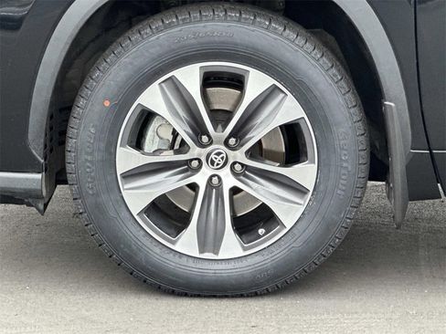 Certified 2023 Toyota Highlander XLE image 9