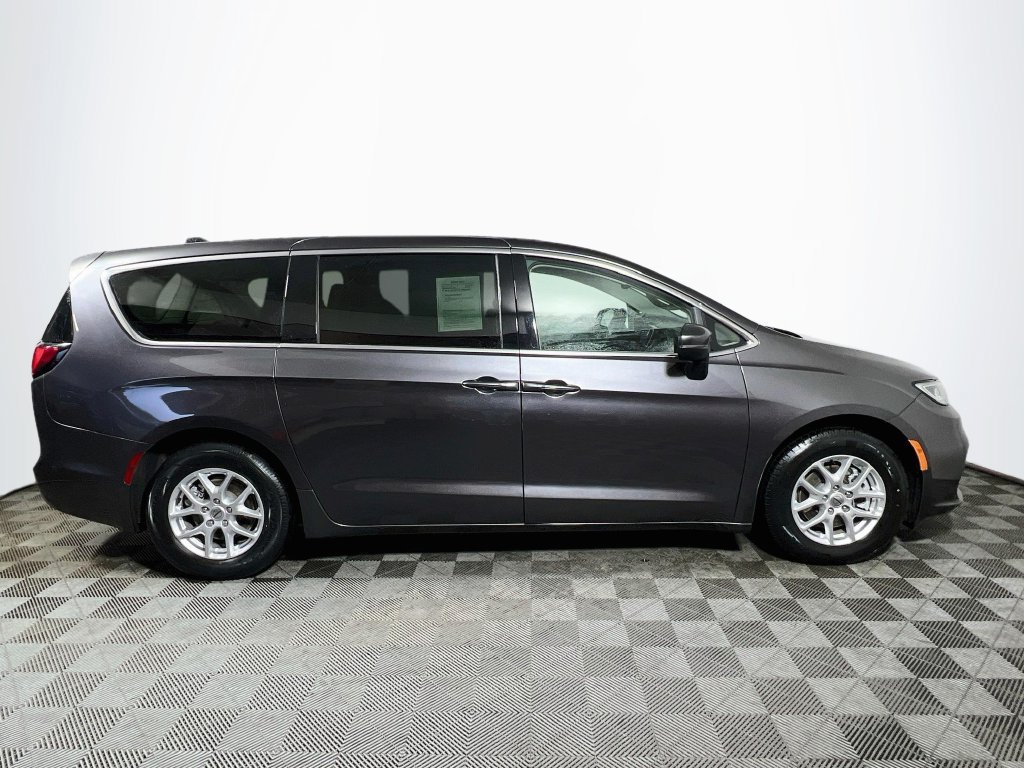 Used 2023 Chrysler Pacifica Touring-L FWD image 8