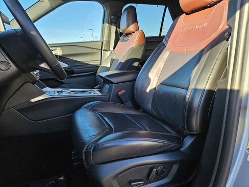 Used 2023 Ford Explorer Platinum w/ Technology Package AWD/4WD image 18