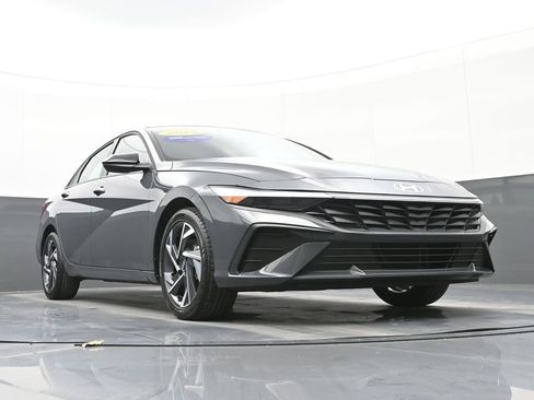 Certified 2025 Hyundai Elantra Sport image 51