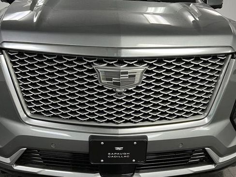 New 2026 Cadillac Escalade ESV Luxury w/ LPO, Radiant Package AWD/4WD image 9