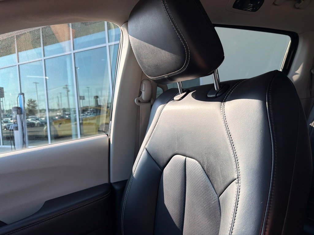 Used 2023 Chrysler Pacifica Touring-L FWD image 24