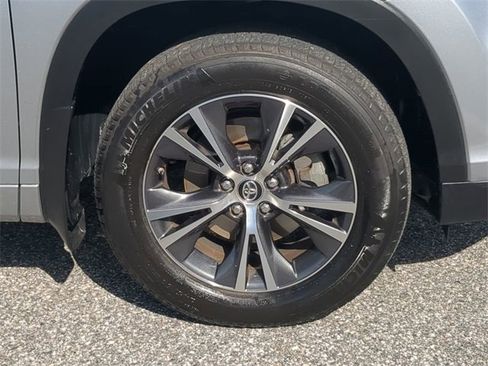 Used 2016 Toyota Highlander XLE image 11