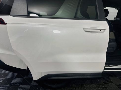 Used 2025 Kia Carnival FWD image 32