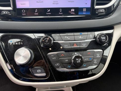 Certified 2023 Chrysler Pacifica Touring-L image 29