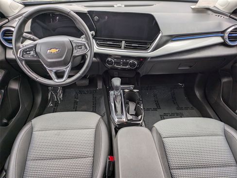 Used 2025 Chevrolet Trax LT w/ LT Convenience Package image 24