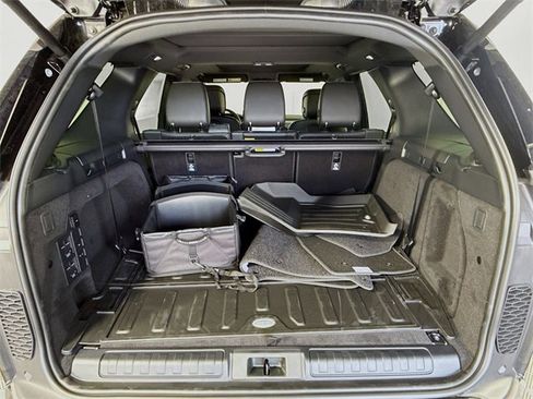 New 2026 Land Rover Discovery Dynamic SE image 28
