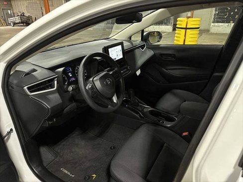 Certified 2025 Toyota Corolla LE image 27