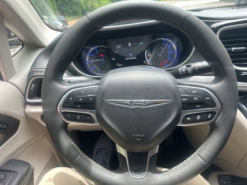 Used 2024 Chrysler Pacifica Limited FWD image 20