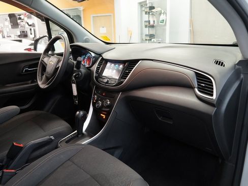 Used 2021 Chevrolet Trax LS image 33