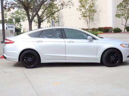 Used 2016 Ford Fusion SE w/ Equipment Group 202A image 2