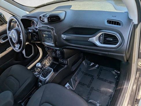 Used 2018 Jeep Renegade Latitude FWD image 19