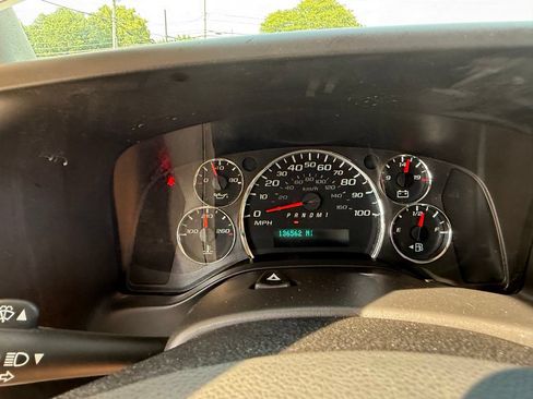 Used 2018 Chevrolet Express 3500 w/ Driver Convenience Package RWD image 29
