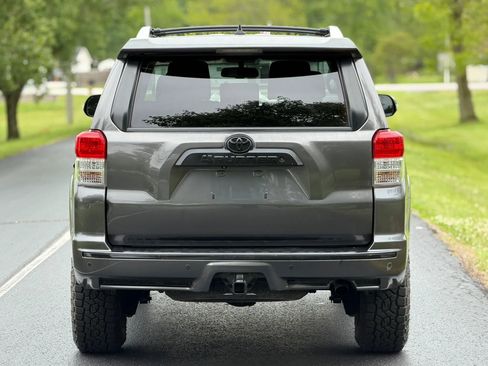 Used 2010 Toyota 4Runner SR5 AWD/4WD image 5