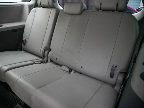 Used 2014 Toyota Sienna XLE FWD image 17
