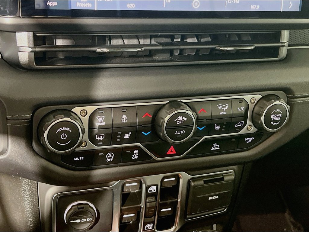 Used 2025 Jeep Gladiator Mojave w/ Convenience Group AWD/4WD image 14